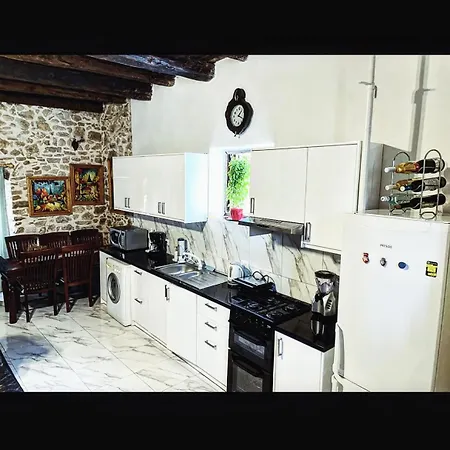 Art House Pagoi Sleeps 6 Parking 5 Min To Сasa de vacaciones